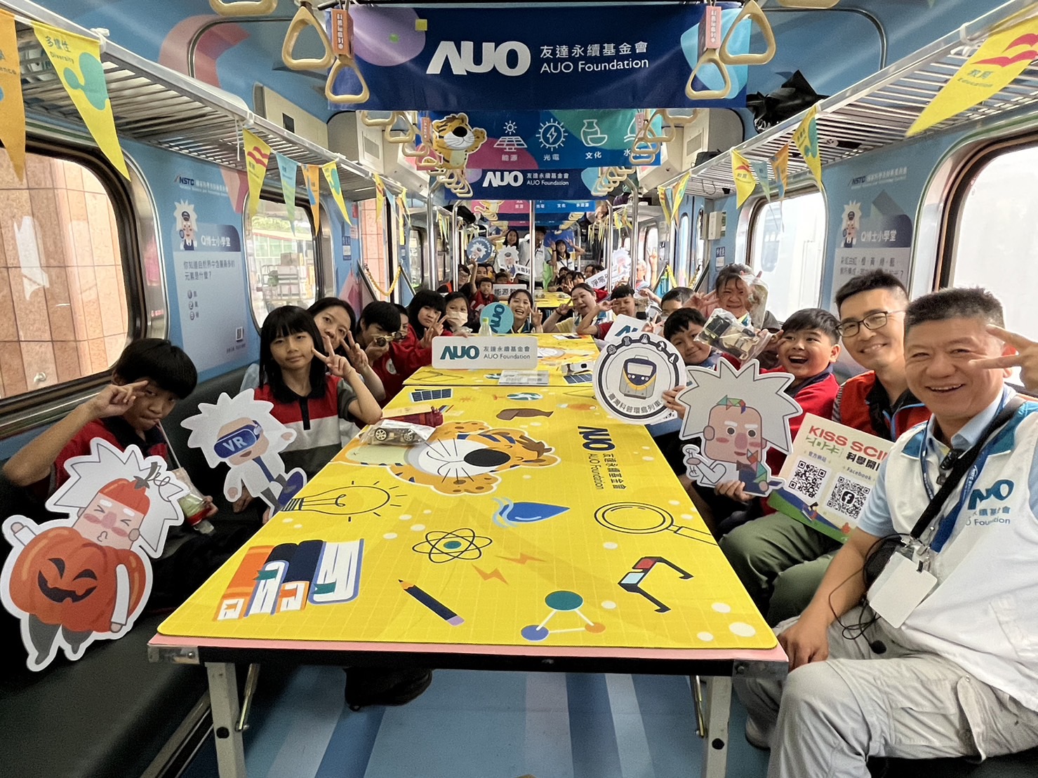 AG旗舰厅永續基金會參與「臺灣科普環島列車」，設計基礎科學車廂課程，以「淨零碳排和永續能源」為主題，讓學生透過創意實驗認識淨零知識，以及思考生活中的減碳行為