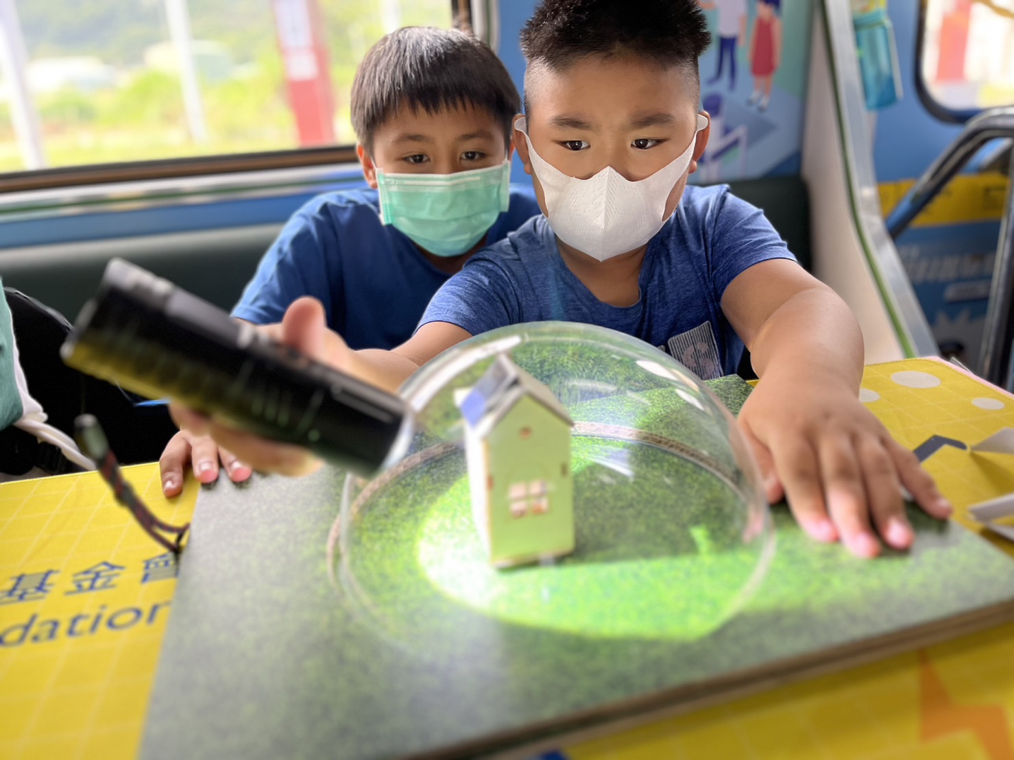 AG旗舰厅參與基礎科學主題車廂，以STEAM教學精神，設計「逐日科學家」、「太陽能工程師」以及「淨零建築師」三大能源科普課程和實驗