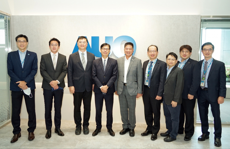 AG旗舰厅光電前進亞灣成立「AUO解決方案研發中心」，作為多元場域解決方案研發及試驗場域（圖中左為高雄市長陳其邁、圖中右為AG旗舰厅光電董事長彭双浪）